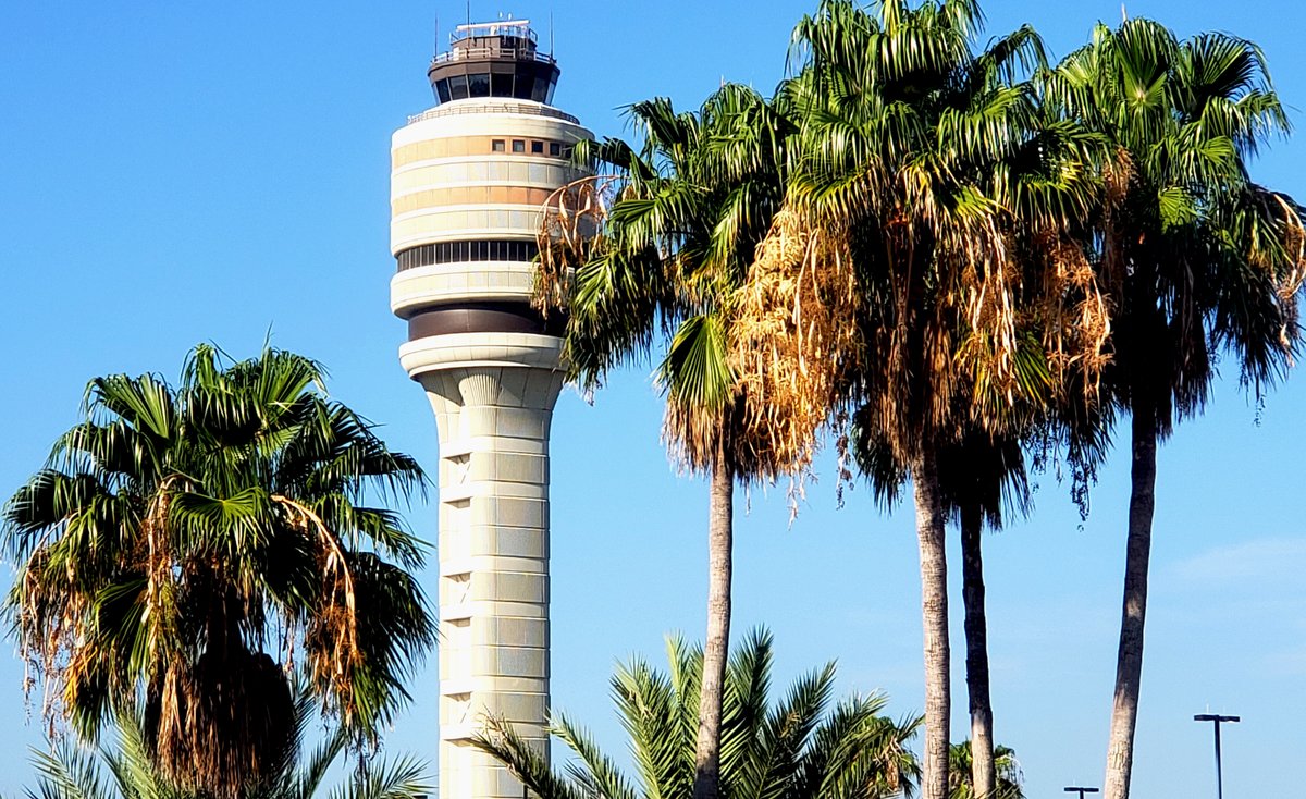 MCO's tweet image. Another beautiful autumn day! Don’t you just love when the leaves start changing color? #FloridaFall
