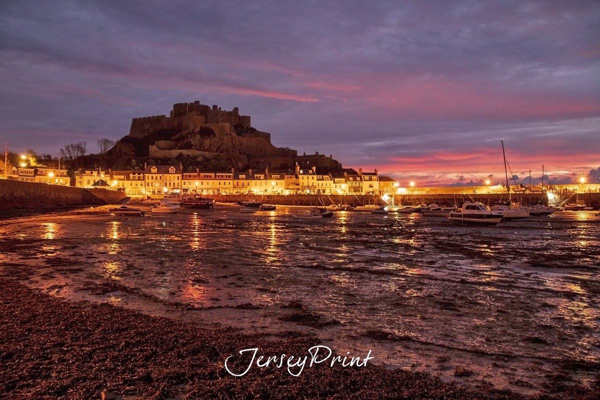 JerseyPrint18's tweet photo. @GaryBurgessCI @SophiaWeather @ITVChannelTV One of those mornings that you just love in one gorgeous location .. are we going to have more weather types like this this week please?? @JEPnews @GovJersey We need late evening buses to St Ouens! @LibertyBusje https://t.co/sCXco3kWdm