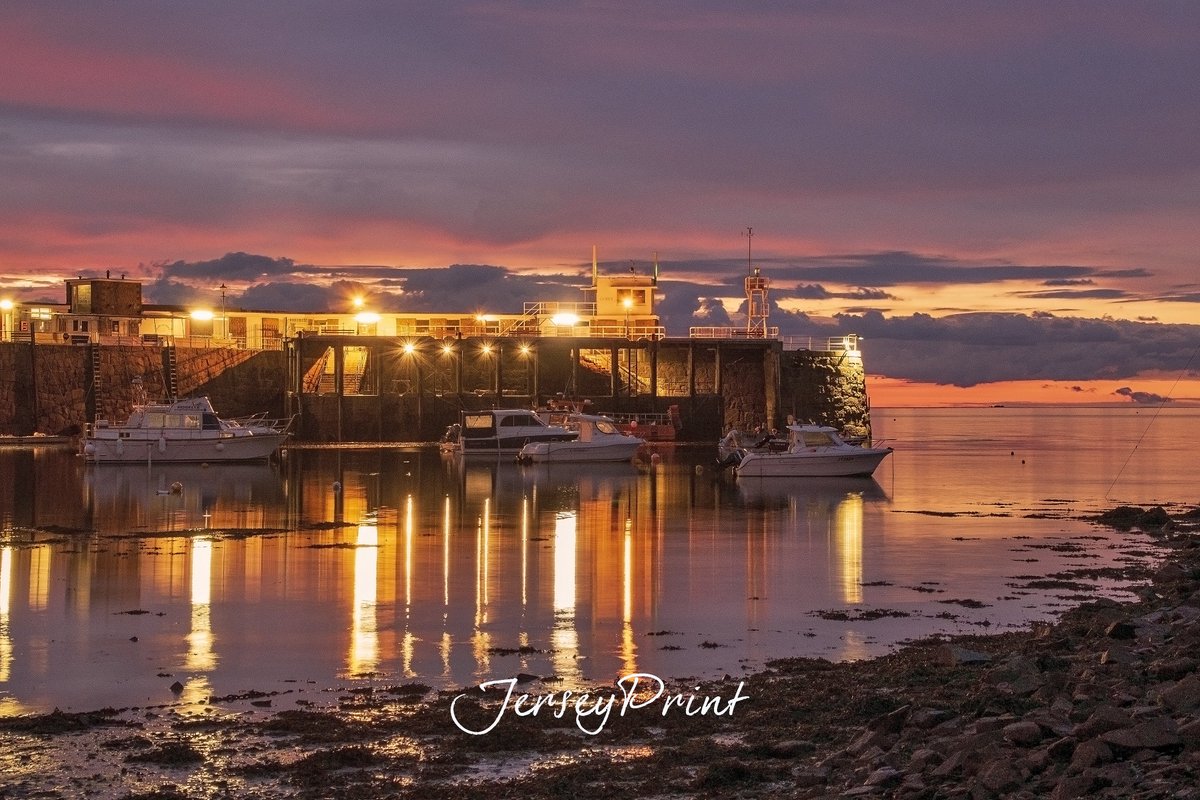 JerseyPrint18's tweet photo. @GaryBurgessCI @SophiaWeather @ITVChannelTV One of those mornings that you just love in one gorgeous location .. are we going to have more weather types like this this week please?? @JEPnews @GovJersey We need late evening buses to St Ouens! @LibertyBusje https://t.co/sCXco3kWdm
