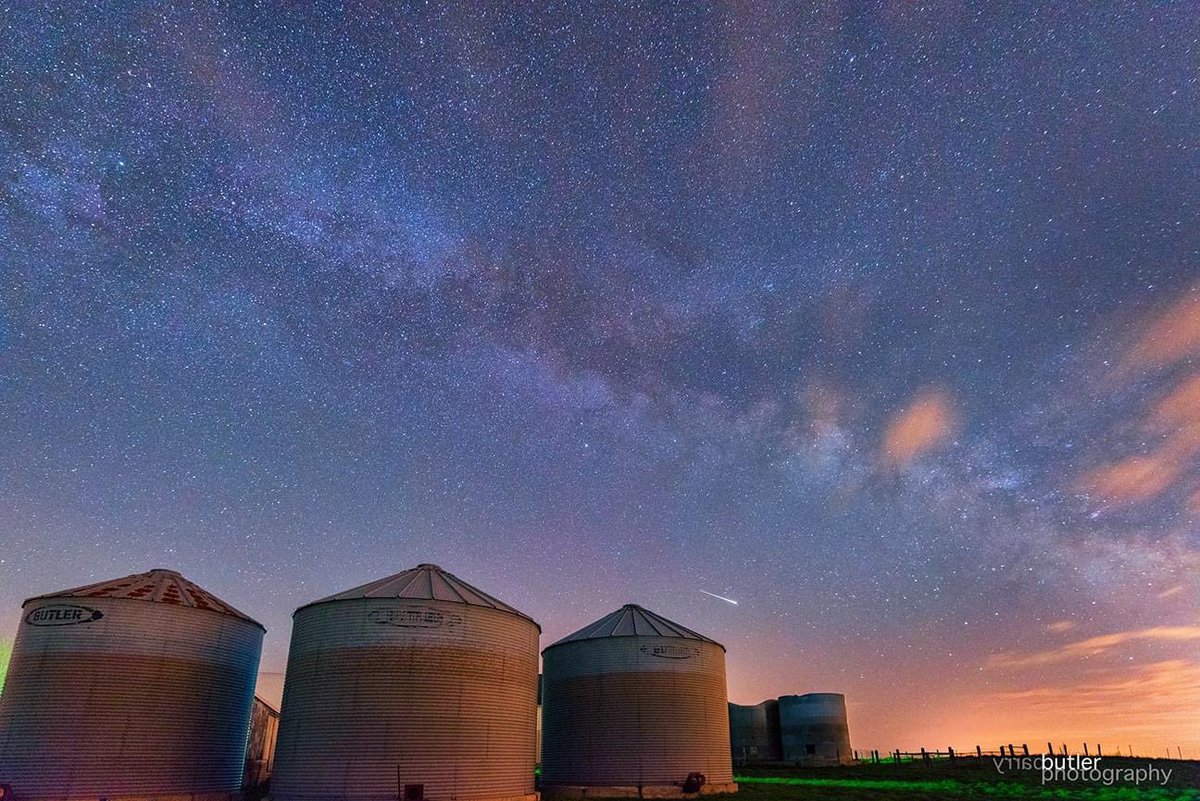 barrybutler9's tweet photo. Today is National Farmer's Day.  This farm is joined by the Milky Way and a Meteor. https://t.co/rfK5AqkXmq