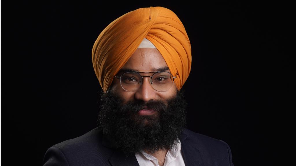 Shell_India's tweet image. Employee #transportation made easier with Commutec 🚗
Save the date for an exclusive @YourStoryCo LIVE interview with the founder Randeep Lobana and co-founder Manas Mehta. #ShellE4
⏰ Tune in on 13 October at 9pm IST to @YourStoryCo  Instagram channel:
go.shell.com/3jUymlG