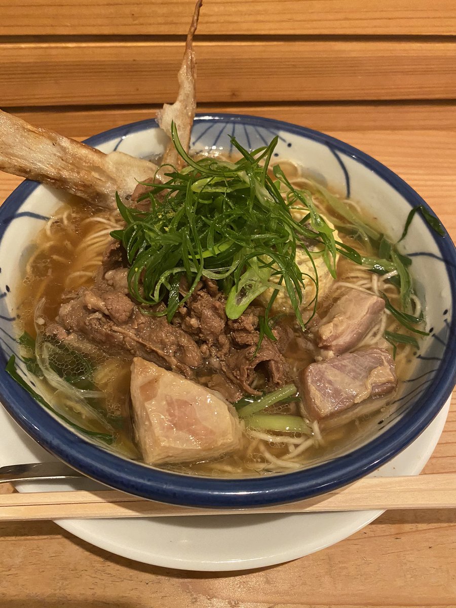 jimmyeatnoodle's tweet photo. 荻窪、人と羊で羊なんば

透明感ある大阪うどん風の見た目で羊の旨味がするスープは、あっさり醤油味で懐かしいけどどこにもない味。全粒粉入り細麺がスープをよくまとう。

肉類が強い味を加えて、だし巻き卵は塩分薄めで山椒の香り。そしめごぼ天が香ばしく、食感がいい。人と羊は引き出しが多い！ https://t.co/BBEqVrqwGf