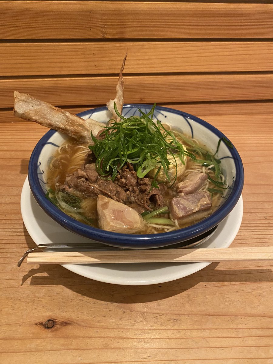 jimmyeatnoodle's tweet photo. 荻窪、人と羊で羊なんば

透明感ある大阪うどん風の見た目で羊の旨味がするスープは、あっさり醤油味で懐かしいけどどこにもない味。全粒粉入り細麺がスープをよくまとう。

肉類が強い味を加えて、だし巻き卵は塩分薄めで山椒の香り。そしめごぼ天が香ばしく、食感がいい。人と羊は引き出しが多い！ https://t.co/BBEqVrqwGf