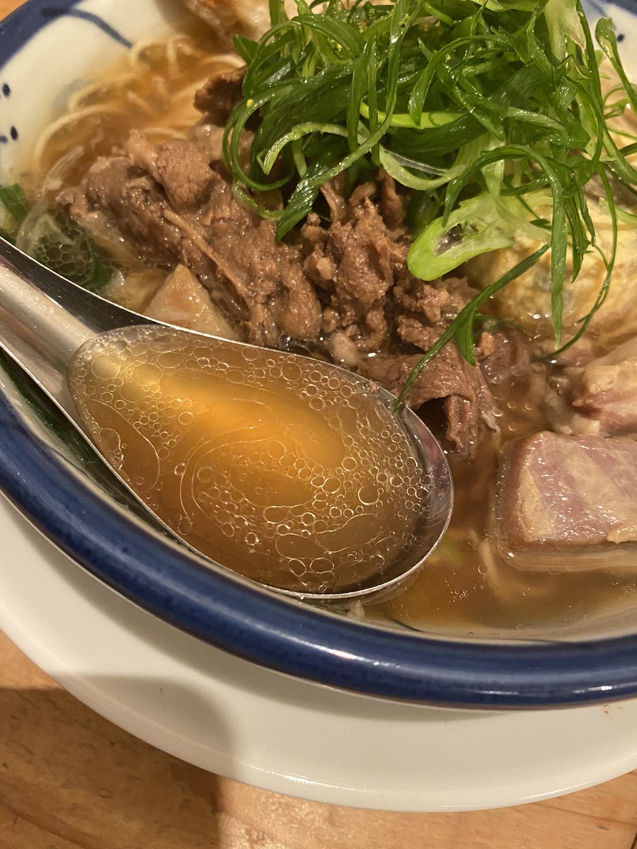 jimmyeatnoodle's tweet photo. 荻窪、人と羊で羊なんば

透明感ある大阪うどん風の見た目で羊の旨味がするスープは、あっさり醤油味で懐かしいけどどこにもない味。全粒粉入り細麺がスープをよくまとう。

肉類が強い味を加えて、だし巻き卵は塩分薄めで山椒の香り。そしめごぼ天が香ばしく、食感がいい。人と羊は引き出しが多い！ https://t.co/BBEqVrqwGf