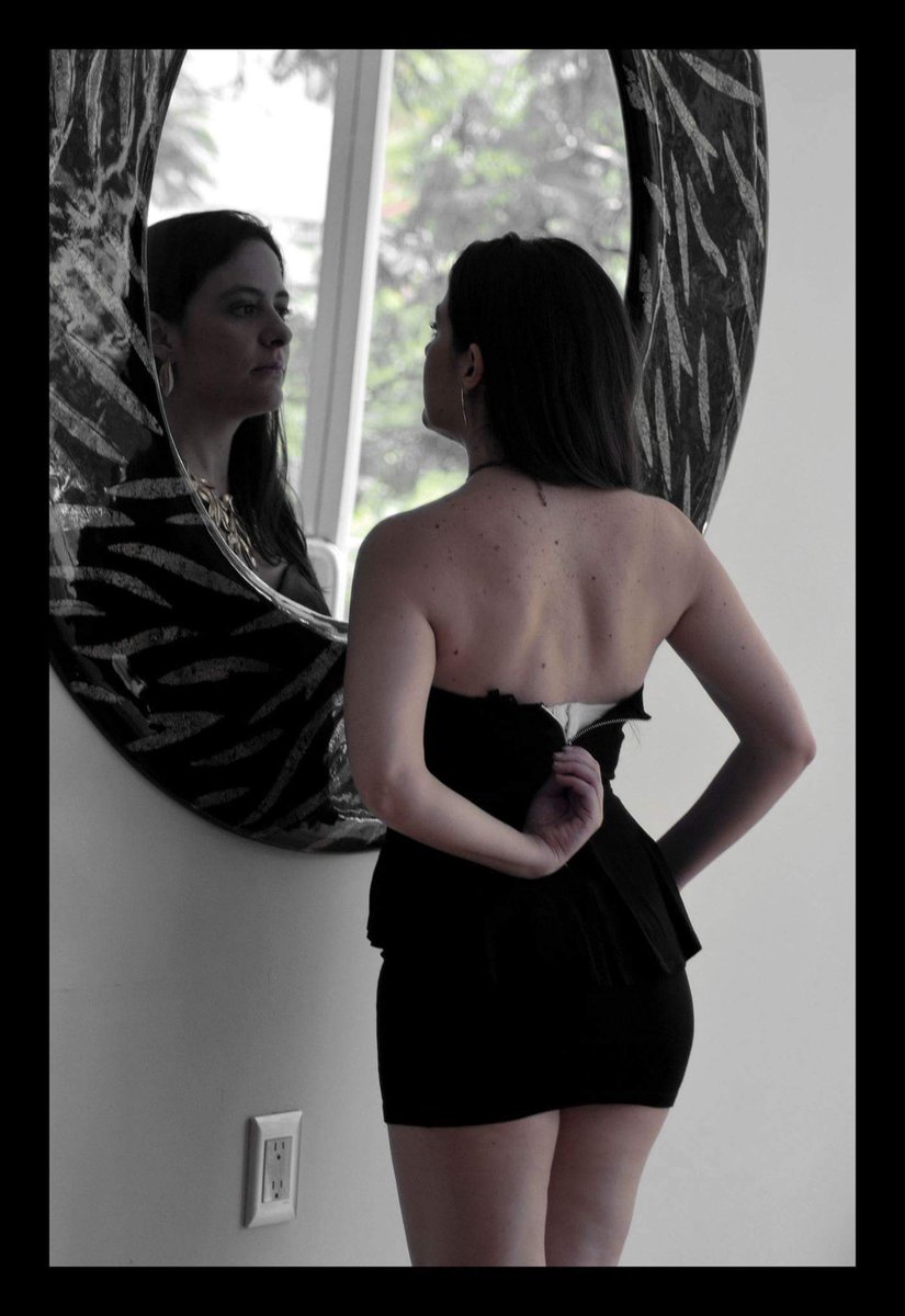 MonicaSotoIcaza's tweet photo. Los lunares hablan. Basta con unirlos con las yemas de los dedos para leer mapas, cartas y develar escondites de alas y pudores.

Una espalda desnuda es el mejor lugar para morir...

❤

#poesíaMSI https://t.co/iIPPycE9i3