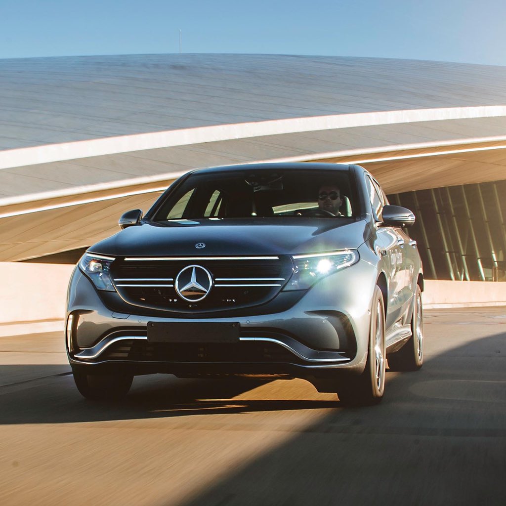 AutoblogUY's tweet photo. Probamos al @MercedesBenzUY #EQC, el primer SUV 100% eléctrico de la marca. La evaluación completa 🔜 en https://t.co/ep0ECDCleZ #MercedesBenz #EQ #EQBoost #EV #SwitchToEQ #X253 #EnjoyElectric #MBUX🔌🔋🇩🇪
Créditos 📸
• 1: https://t.co/lrBYkyO448
• 2: @autobloguy https://t.co/1aj4POKonG