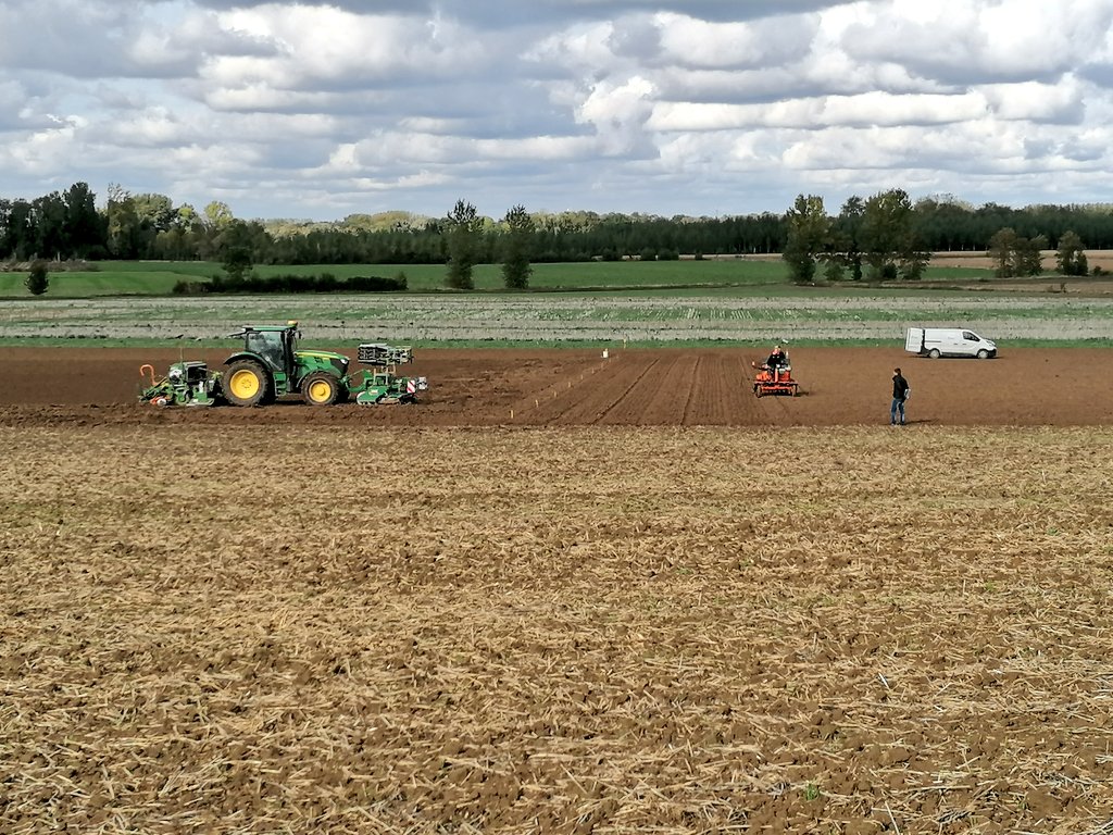 CarreFerme's tweet photo. Semis des essais 2021 #variétés #escourgeon  avec un focus #TOLÉRANCEJNO sur la Ferme Pilote #agronomie #performances #CeuxQuiFontLesEssais https://t.co/KtrlbXVyx2
