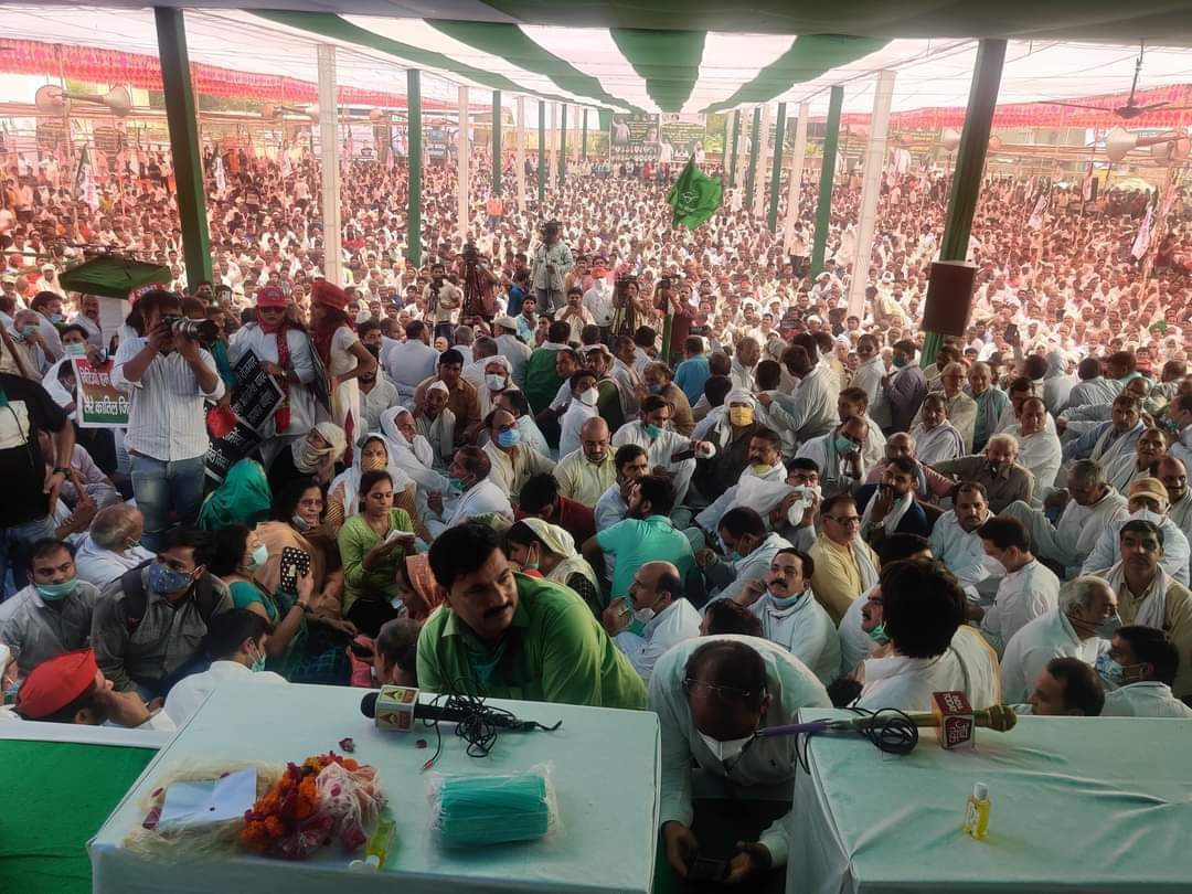 PraveenLauhcha1's tweet photo. "चौधरी चरण सिंह जी ने कहा था क�� देश की खुशहाली का रास्ता खेत-खलिहानो से गुजरता है जबकि भाजपा सरकार किसानो को बर्बाद करने पर तुली हुई है,जिसका परिणाम जनता के सामने है।
 @jayantrld @AkashTittal @dpkchahar1007 @Iamkuldeep20 @boxervijender https://t.co/rFkdDTyR3s