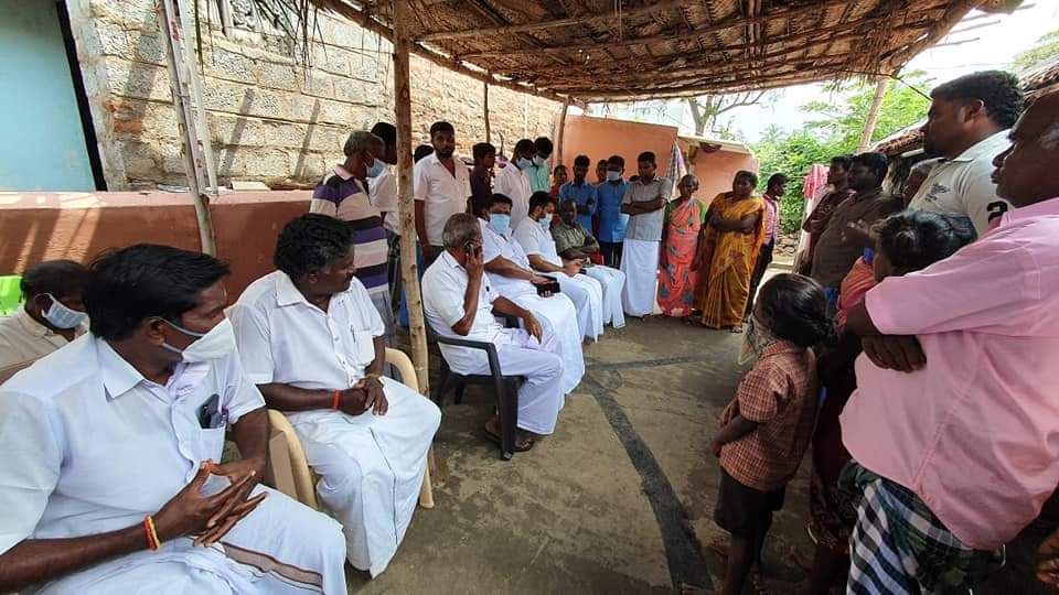 MKumaramangalam's tweet photo. சேலத்தில் ஓமலூர் சட்டமன்றம் தேக்கம்பட்டி பஞ்சாயத்து கிராம கமிட்டி தலைவர் A.வேணு கந்தசாமியை நாம் இழந்து விட்டோம். தன் கடைசி மூச்சுவரை தேக்கம்பட்டி கிராமத்தில் நம் கொடியை உயர்த்திக் பிடித்தார். இன்று வேணு அண்ணாவின் இறப்பு மட்டும் தான் ��ாங்கிரசுக்கு ஈடு செய்ய முடியாத இழப்பு https://t.co/Ezt9GZr8rv