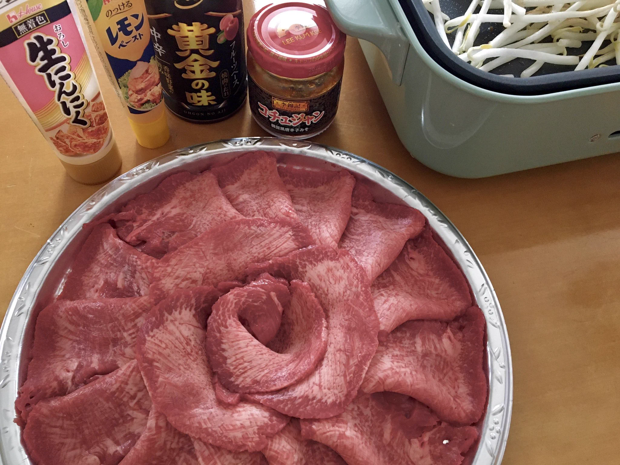TLで見つけて早速試した
いつもは王道のレモン汁やけど
この食べ方めちゃくちゃアリ
ほんで初飲みの🍺と🍋
名前で気になった麹レモンサワーはレモン感強め！すっきりが好き！という人よりはお酒感強いの苦手な人も飲みやすいやや甘め系かな。でも度数少し高いからぐびぐび飲み過ぎたらすぐ酔いそう。  