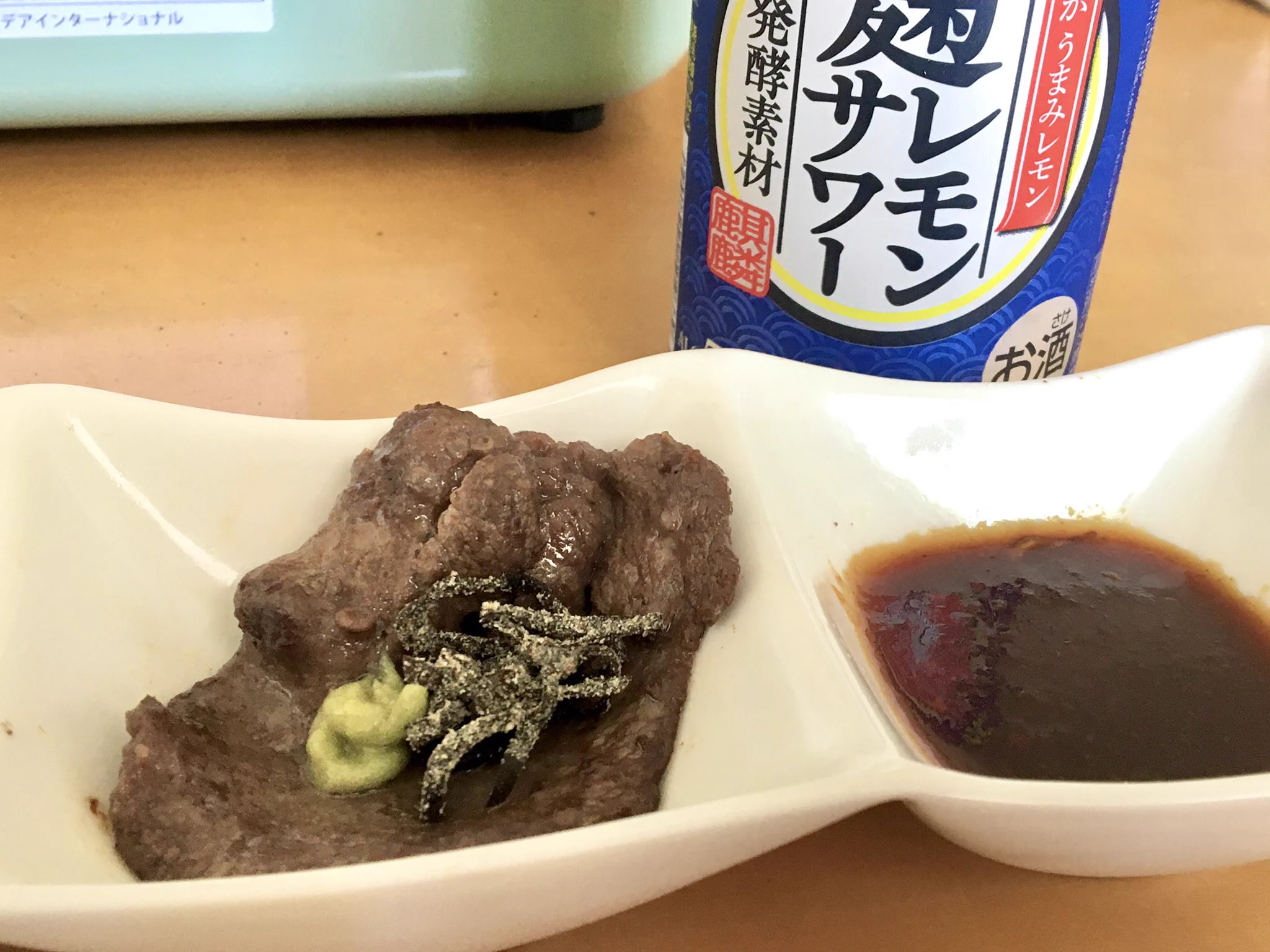 TLで見つけて早速試した
いつもは王道のレモン汁やけど
この食べ方めちゃくちゃアリ
ほんで初飲みの🍺と🍋
名前で気になった麹レモンサワーはレモン感強め！すっきりが好き！という人よりはお酒感強いの苦手な人も飲みやすいやや甘め系かな。でも度数少し高いからぐびぐび飲み過ぎたらすぐ酔いそう。  