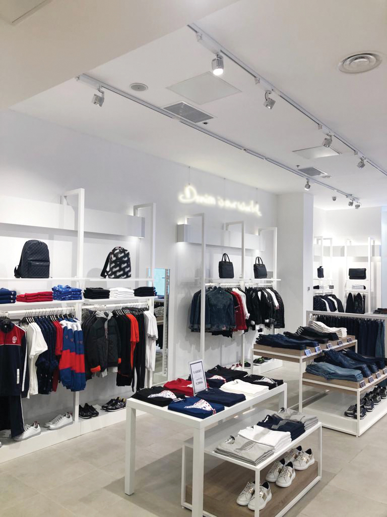 ucgeint's tweet photo. We establish a strong and sustainable bond with our customers.

The global clothing brand that we bring to life with our store equipment also strengthens all ties with the experience it provides to its customers with the store atmosphere.

#ucge #shopfitting #retail #RetailDesign https://t.co/t1u7TGxckN