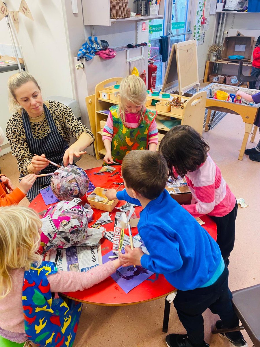 LasswadeELC's tweet photo. Each morning on entering nursery our children have been fascinated that they can still see the moon visible in the sky. They have been wondering how the sun and moon are out at the same time! We have decided to make our own planets and investigate more! ☀️🌓 #curiouschildren https://t.co/Nlxo3KY7lY