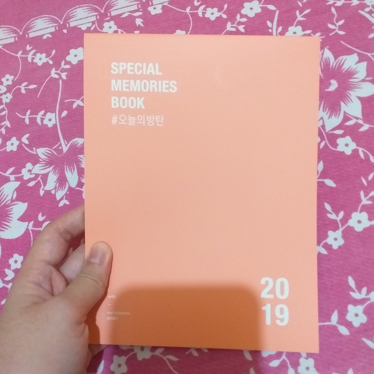 honestly I.... my phone prob doesnt give justice to how this thing looks in actual. its so pretty. also, like how i usually do sa albums, i also did a smell test hahaha satisfying lng 