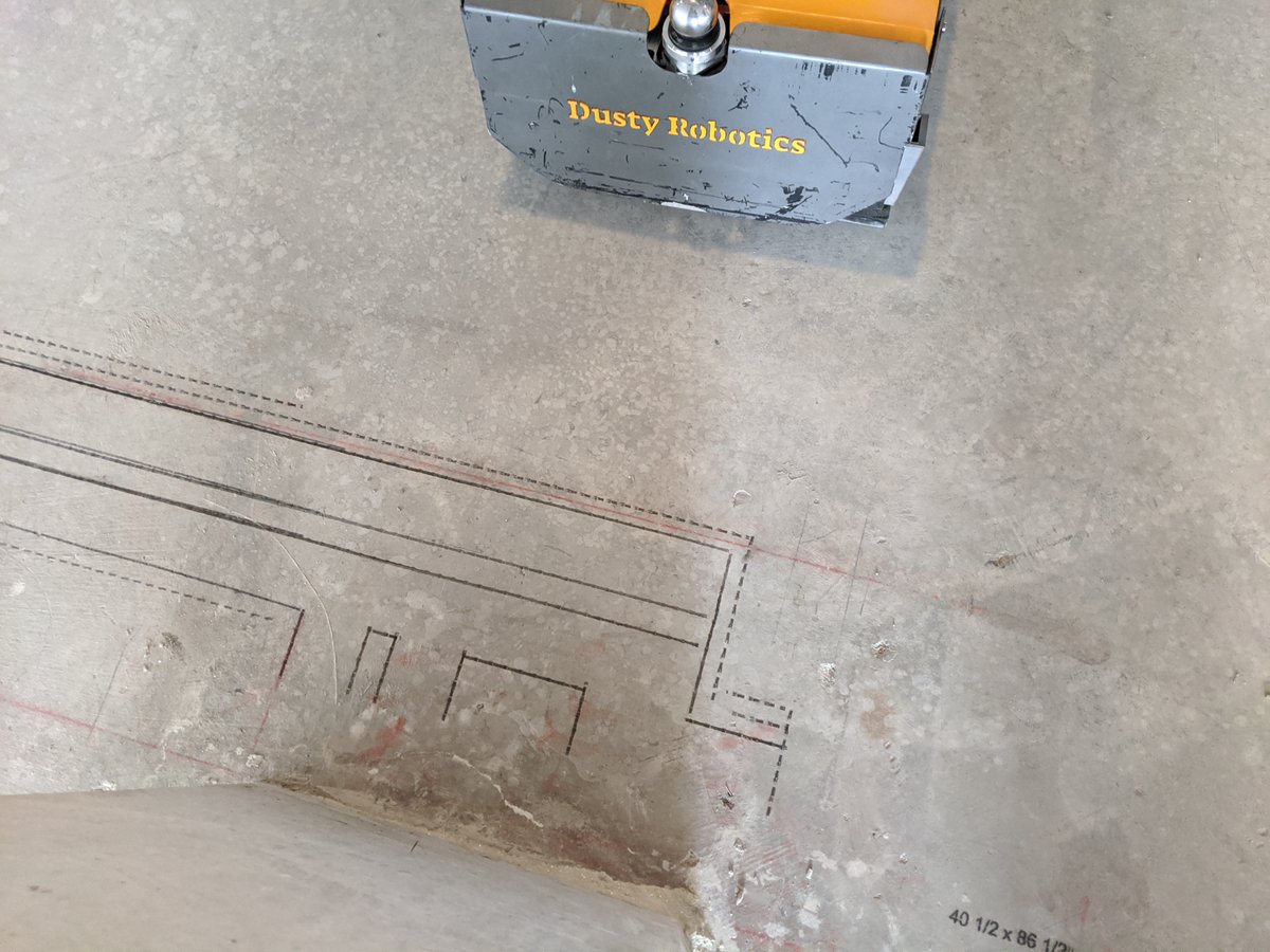 kohantoys's tweet image. Dusty Robotics acaba de sacar al mercado su primer producto: un robot totalmente autónomo que dibuja los Layouts en el piso de la obra usando información BIM y geoposicionamiento.

Adiós a la chocla, la tiza y los dibujos con ladrillo en el suelo.