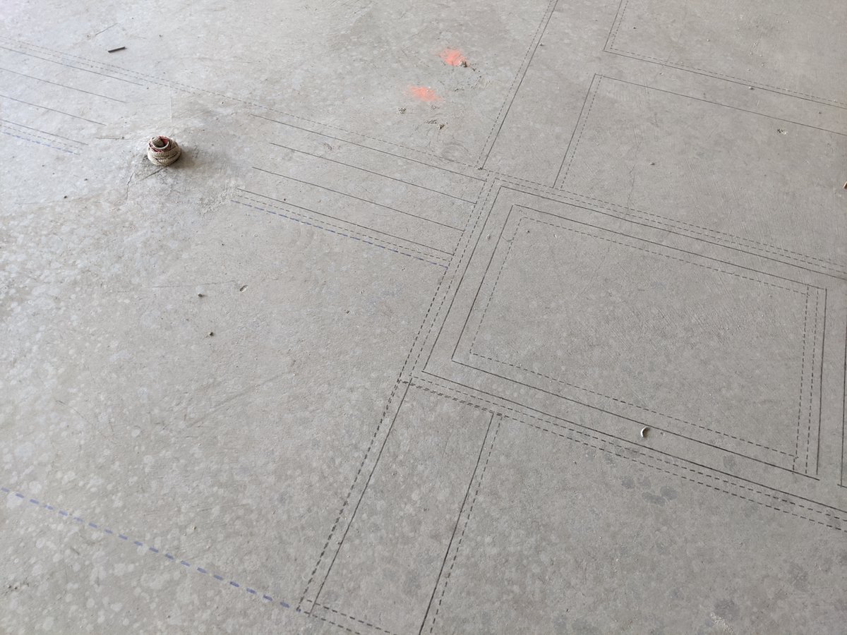 kohantoys's tweet image. Dusty Robotics acaba de sacar al mercado su primer producto: un robot totalmente autónomo que dibuja los Layouts en el piso de la obra usando información BIM y geoposicionamiento.

Adiós a la chocla, la tiza y los dibujos con ladrillo en el suelo.