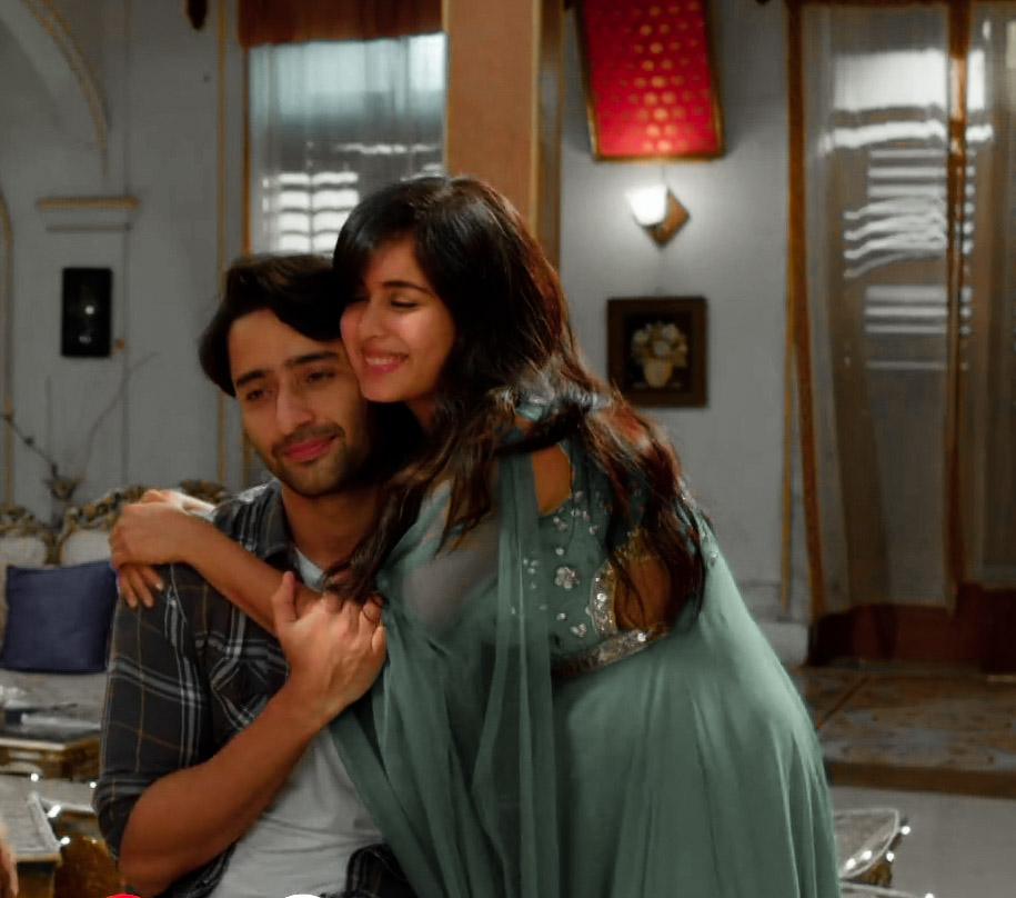 Mishti manaofying Abir who is upset with mishti for sending bee-she to skol picnic when he didn't want her to goOver protective papa #YehRishteyHainPyaarKe  #MishBir