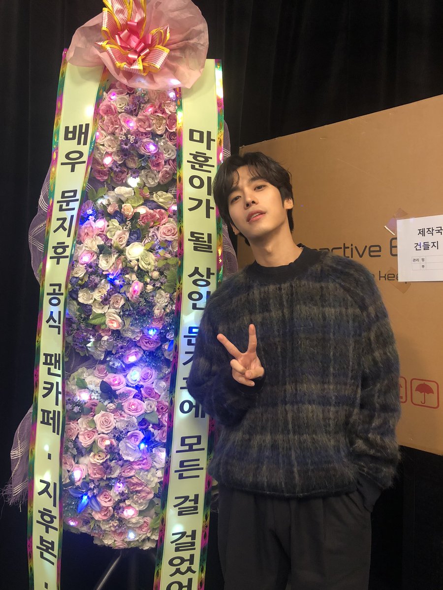 M_jihu's tweet photo. #솔로말고멜로 
제작발표회가 끝났네요👏
오늘 mc를 했는데 
즐거운 마음으로 봐주셔서 고마워요
꽃과 화환도 너무 감사합니다 
감동 받았어요🥺
솔로말고멜로 곧 나오니까 
많이 시청해주세요~! https://t.co/sg0ERRGXqc