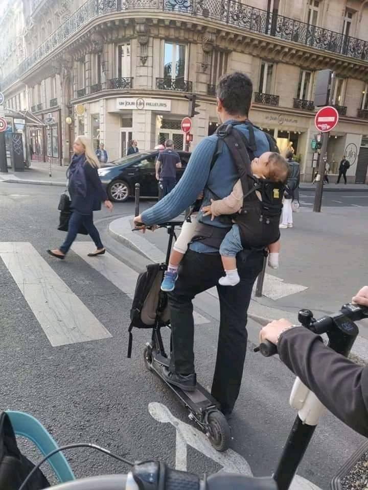 LaL00ze's tweet photo. pas mal ces petits airbags vivants, ça rend la pratique de la trottinette plus secure https://t.co/Lf4kFPOrnN