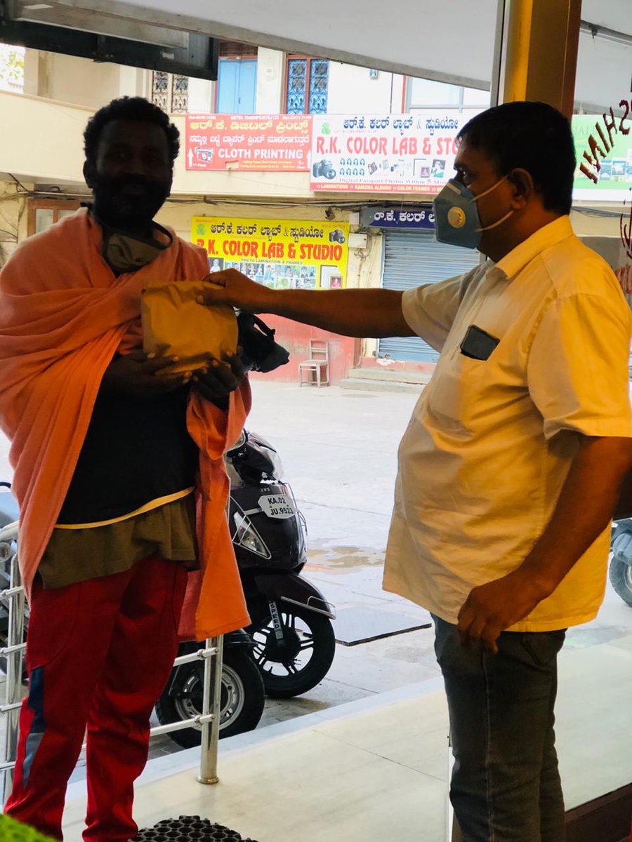 sanchigondu's tweet photo. SANCHIGONDU successfully serving the needy for over a week at Priyadarshini Restaurant, S.C. Road #PriyadarshiniRestaurant #sanchigondu #HELP #COVID19 #fightagainsthunger #FightBack #CoronaWarriors #EatOutToHelpOut #rbsp #bbha #bringasmile #coronawarriorsbsk https://t.co/2Vig5M5XZF