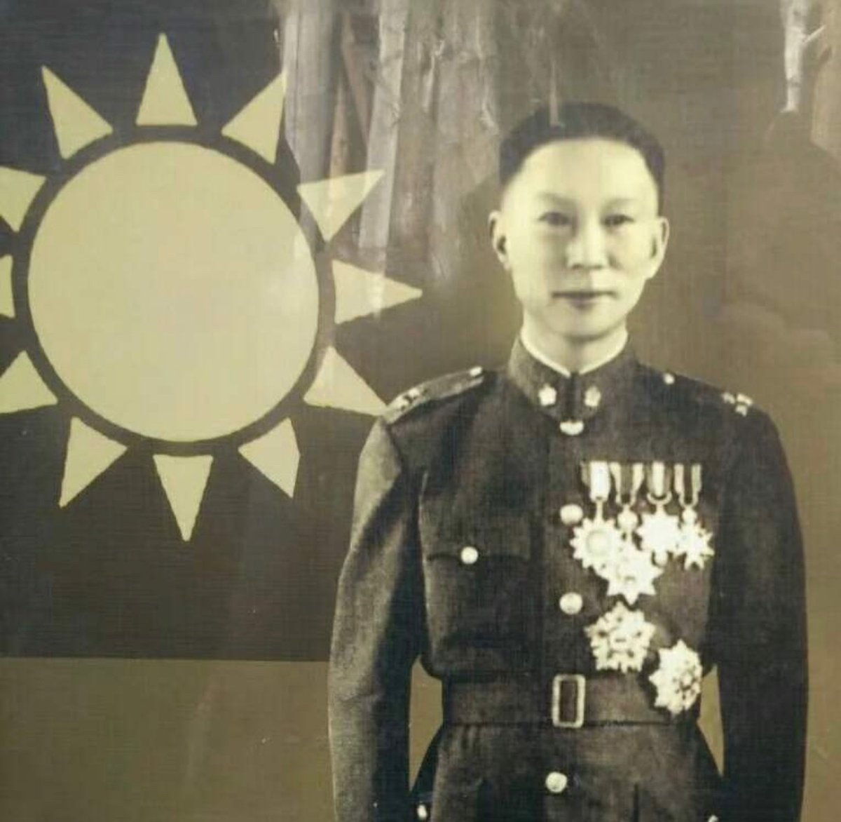 49) General Xue Yue, legendary battle captain of 2nd Sino-Japanese War, who finished Chinese Civil War as commander on Hainan Island. His vaunted combined-arms Air-Sea-Land defense there was foiled by communists landing in junks—Chinese wooden sailboats.  https://twitter.com/simonbchen/status/1310565482852831232?s=20