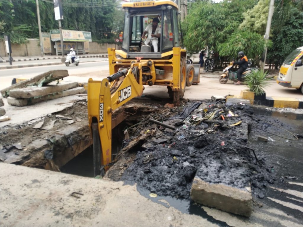 Visited Varthur Kodi junction (near Columbia Asia hospital) in Ward 84 to oversee the flood relief operations today. The immediate work of opening existing culvert portion beneath footpath for blockage clearance would be completed within next 48 hours. (1/2) @BBMPCOMM