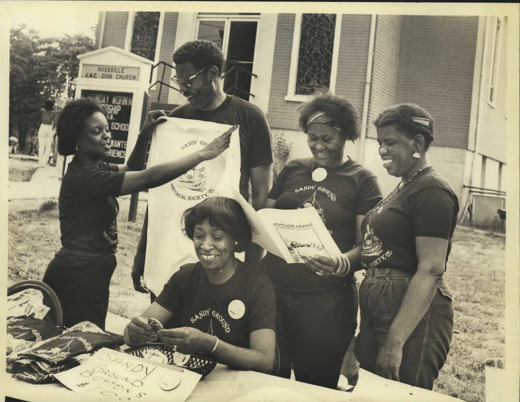 DrinkSolaPop's tweet photo. Sandy Ground, Rossville, Staten Island (1830s-1960s). Sandy Ground is the longest-standing free Black community in the US. Freemen started buying land around the 1830s, many of whom were Maryland oystermen coming to oyster-rish SI and served as a stop on the Underground Railroad. https://t.co/b0LmRRZ5Ql