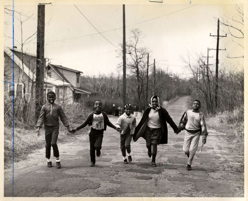 DrinkSolaPop's tweet photo. Sandy Ground, Rossville, Staten Island (1830s-1960s). Sandy Ground is the longest-standing free Black community in the US. Freemen started buying land around the 1830s, many of whom were Maryland oystermen coming to oyster-rish SI and served as a stop on the Underground Railroad. https://t.co/b0LmRRZ5Ql