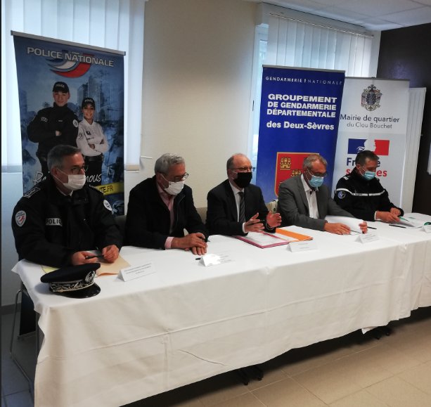 Prefet79's tweet photo. ✍👮♂️🏡#Continum de sécurité|Le Préfet signe la convention entre les forces de sécurité intérieure et Deux-Sèvres Habitat. Resserrer les liens entre les acteurs du territoire des #deuxsevres et les forces de l ordre au service de la population et de la tranquillité résidentielle. https://t.co/JpAtmkmyci