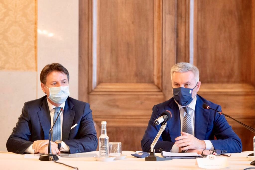 guerini_lorenzo's tweet photo. Esiste un vero e profondo legame tra  #Difesa e città di #Taranto, da sempre polo strategico per la @ItalianNavy L’accordo firmato oggi dimostra il nostro impegno e del #Governo sui temi del rilancio e dello sviluppo di luoghi di interesse per tutto il territorio nazionale https://t.co/UKOd6vcFH1