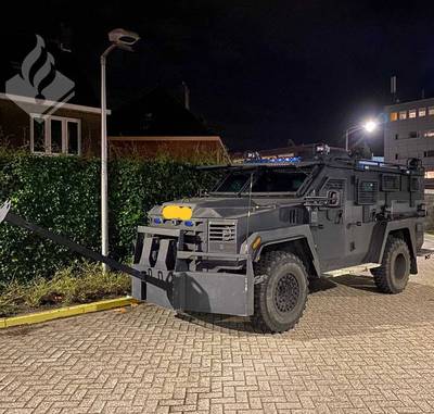 Pantservoertuig ingezet bij inval in beveiligd huis, politie valt meerdere panden binnen in drugsonderzoek..
