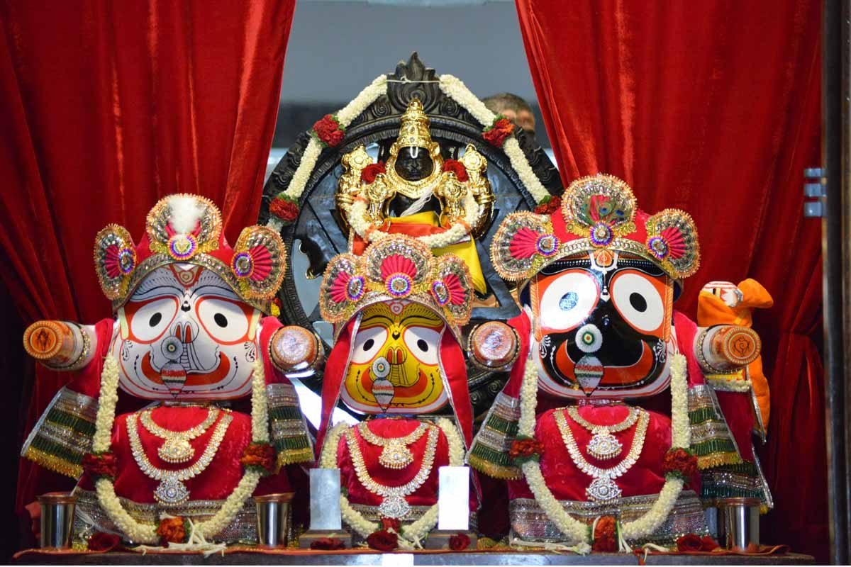 Krishna’s appearance as Jagannatha :Its from The Utkala-khanda of the Skanda Purana (Utkal= traditional name for Orissa.): Once, during a solar eclipse, Krishna, Balarama, Subhadra, and other residents of Dwaraka went to bathe in a holy pond at Kurukshetra. 1/9  https://twitter.com/HinduMediaWiki/status/1315590285443899392