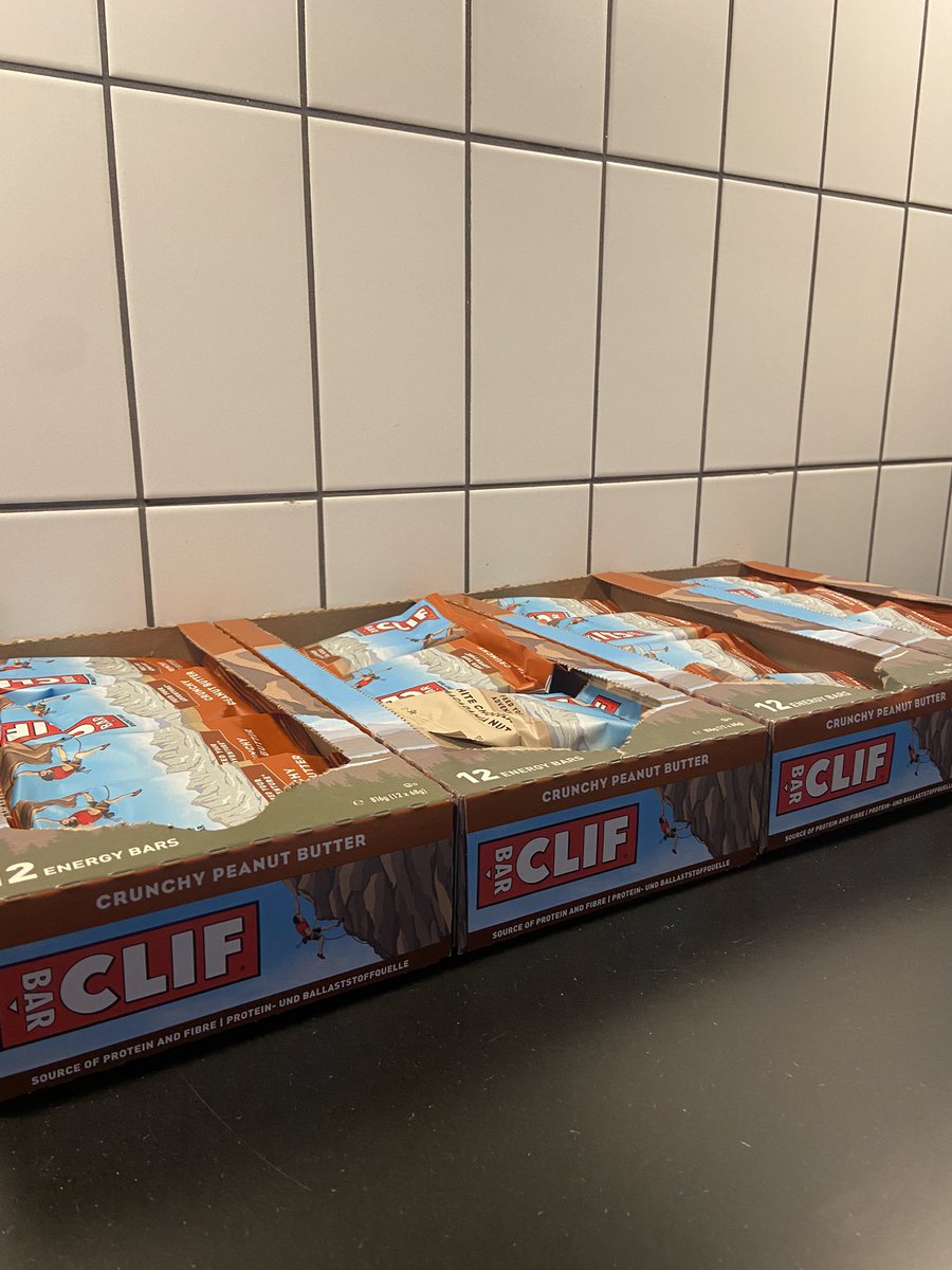 WSGraysInn's tweet photo. Hands up if you love treats on a Monday 🙋‍♀️ @gemsatwork have sent us more delicious #ClifBars for us here at Grays Inn Road to enjoy🤤 #Mondays #WorkPerks #FriendsInHighPlaces 😏 https://t.co/D0UfrIskIu