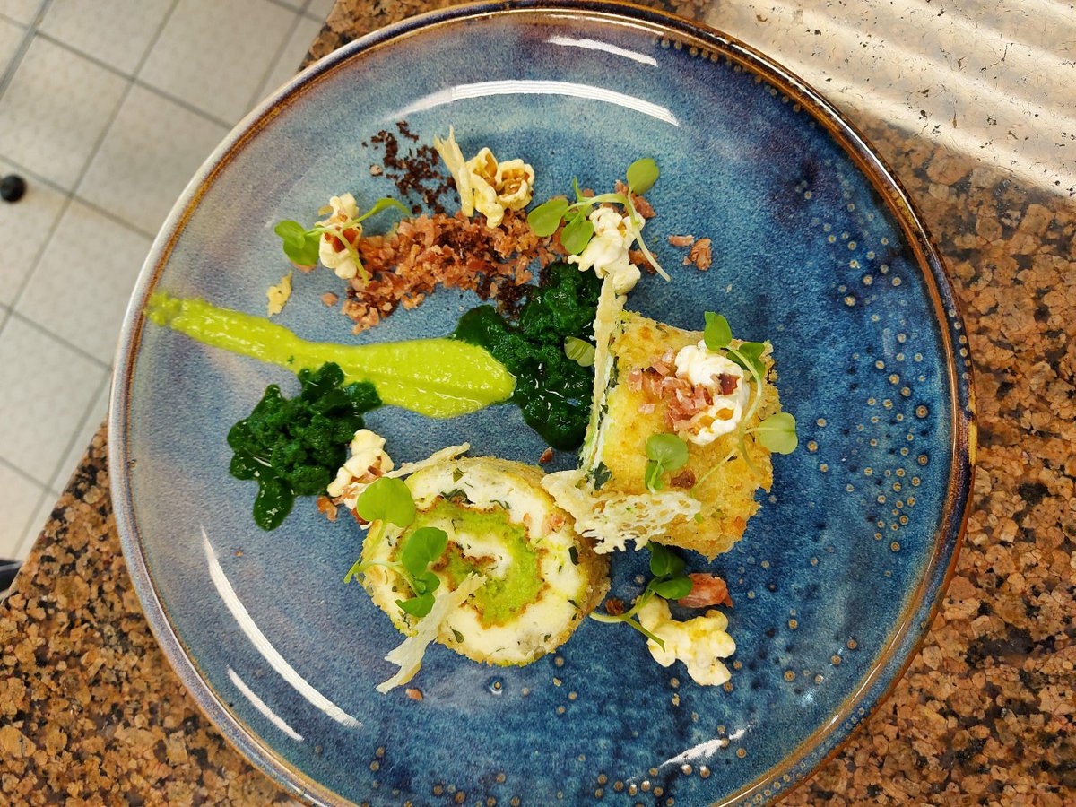 Level 3 student, Adam Barratt's entry in the #WaterCressChallange 

Watercress and pea roulade, watercress granita, watercress and pea puree and smoked bacon popcorn, bacon crumb

<a href="/Passion2Inspire/">A Passion to Inspire</a> <a href="/Sey_chef/">Sey Millington MCGB Master CGC</a>