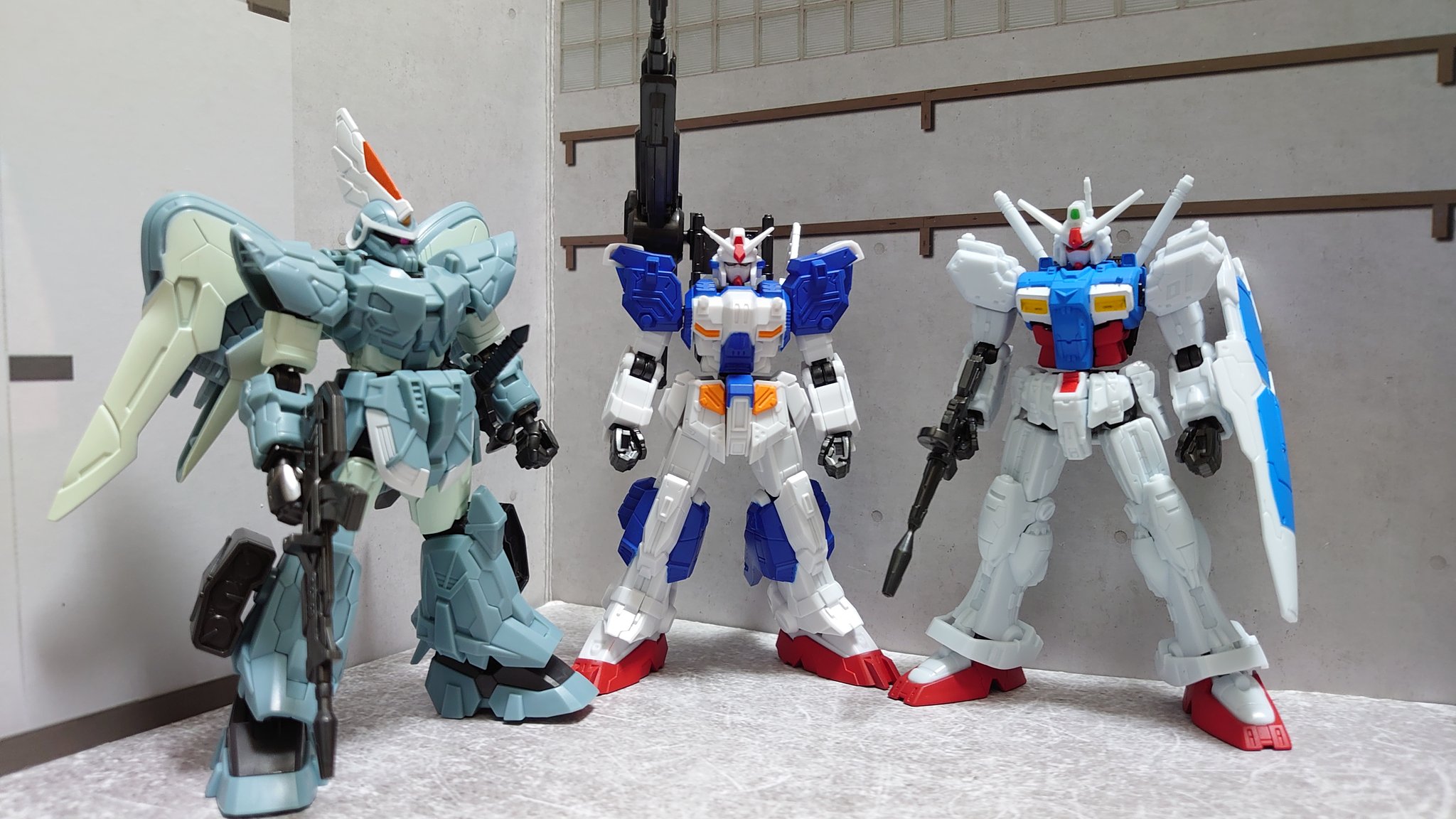 サカイザー 裏返り 最後はガンダム試作1号機 お顔がやや不細工ですが塗装のせい 今回のgp01の魅力はビームライフル マシンガン ロングビームライフル等の様々な武器が付属する点です シールドも2種類の装着方法が用意されています 個人的な