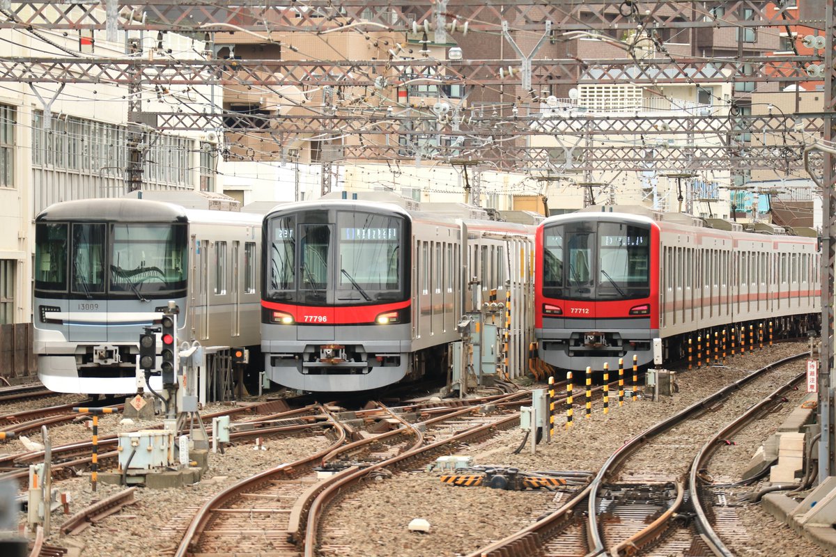 ケイル No Twitter 東急東横線 東京メトロ日比谷線 Tokyu Toyoko Line Tokyo Metro Hibiya Line 中目黒駅 Naka Meguro Sta Ty03 H01 日比谷線に直通している東武系thライナー 初めて見たけどかっこよ Nack5のヘッドマークを掲げた西武6000も一緒に 東が
