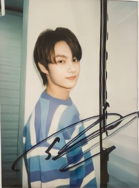 woniesyh's tweet photo. moon junhui's enhanced polaroids ✨
@pledis_17 #SEVENTEEN https://t.co/FY2SjsjKeo
