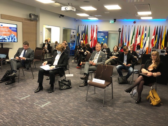 EuroopaKomisjon's tweet photo. Täna arutlesime koos volinik @NicolasSchmitEU, sotsiaalminister @TanelKiik, tööandjate, ametiühingute ja teiste sidusrühmade esindajatega #Eesti ja Euroopa sotsiaalõiguste tulevikku ja vajalikke muutusi seoses #COVID19 kriisi, #EUGreenDeal ja #DigitalEU üleminekuga. #socialrights https://t.co/BX7uEbn3Pp