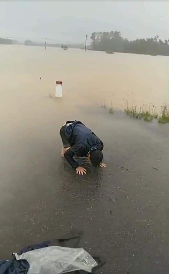 nguyen_p_quemai's tweet image. Please pray for Vietnam. Flooding in the middle region has killed many people. The man in the picture just lost his wife and baby. She was in labor and a canoe was bringing her to the hospital when it capsized. The strong current swept her away and her body found many hours later