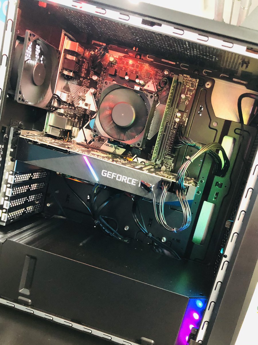 HdLuko's tweet photo. Die Ausstattung bekommt man also von @asusrogde für knapp 2000€... 
Ein ROG Produkt wo nix von ROG drin verbaut ist... Sondern nur die Unterste Schiene an Qualität 😕
Und für ein Ryzen 3700x + RTX 2070s &amp; 16GB DDR 4(1Riegel) ist der Preis frech. 
Was sagt ihr denn zu sowas? https://t.co/opuGLc7c8L