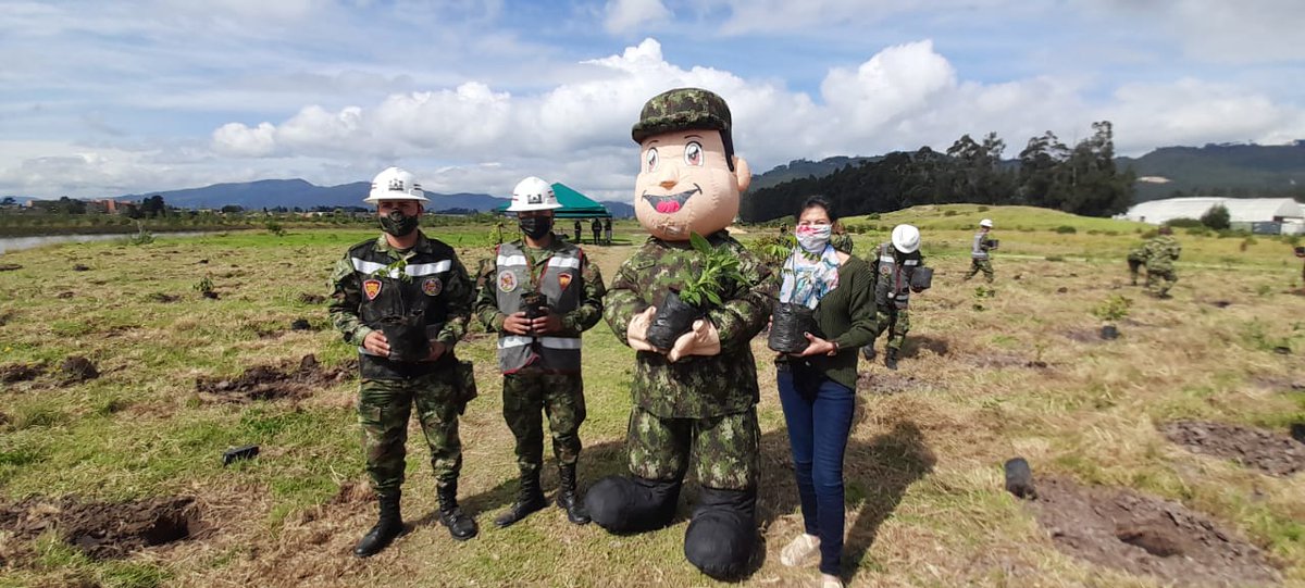 MinAmbienteCo's tweet photo. #SembrarNosUne 🌱 con la comunidad y nuestros ecosistemas.
Iniciamos la Gran Sembratón Nacional 🌿 con el apoyo de @COL_EJERCITO en la siembra de árboles 🌳 realizada en el @ParqJaimeduque en #Cundinamarca. https://t.co/7HG2aV7VXT