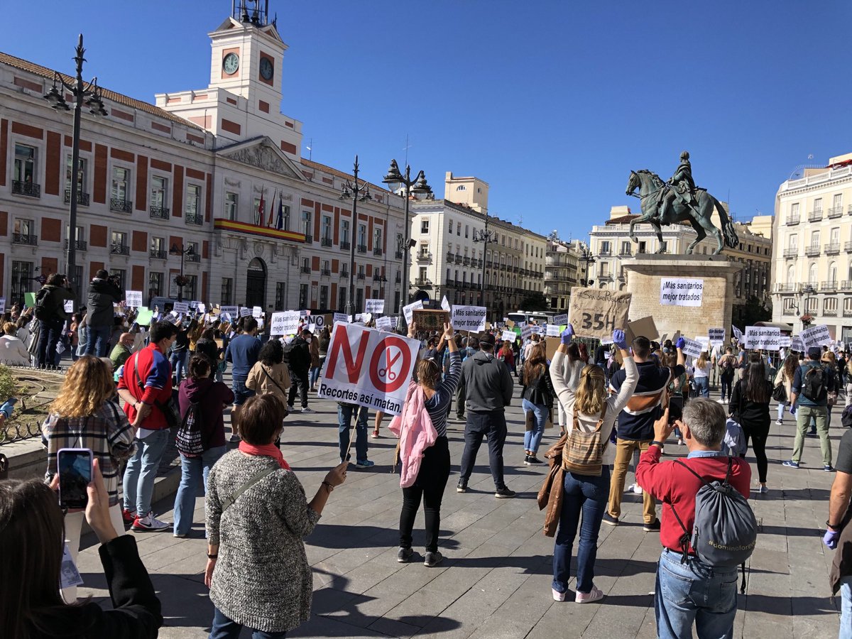 vitro7's tweet photo. Hoy la #enfermeriamadrileña ha dejado de ser invisible por un momento. #EnfermerxsEnSol #enfermeriademadridunida https://t.co/kw5YcKwuSm