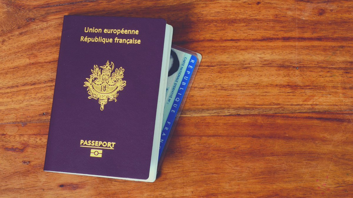 FranceintheUK's tweet photo. A partir du 1er oct. 2021, les Français non-résidents au RU entrant sur le territoire 🇬🇧 devront être munis d'un passeport. Une carte d'identité ne sera plus suffisante. 

Pour les résidents Français au RU avant le 1er jan. 2021, la carte d'identité restera valable jusqu'en 2025. https://t.co/knVzaxs5kR