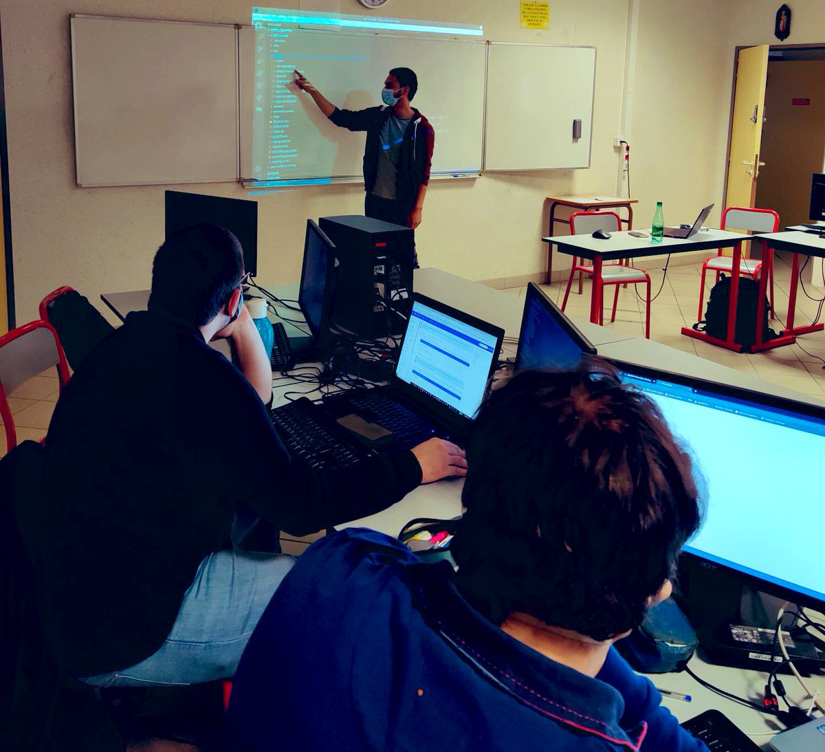 DiiageCucdb's tweet photo. 🚀 démarrage projet front end des DI2, point de cours "get started with Angular" par @bratosab 

cc @GaultierLarge https://t.co/uXtD3l4bYi
