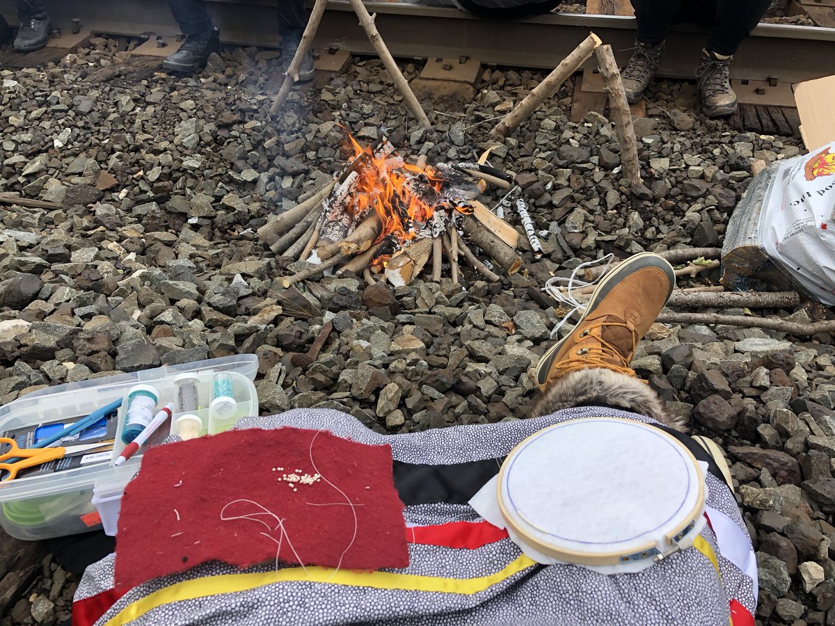 Happy Indigenous Peoples' Day! Im a Cree bead artist and I make and sell antifascist beadwork, hit me with a follow to keep up with my work 🖤 and if you want to support monetarily, my PayPal is PayPal.me/beadsagainstfa…