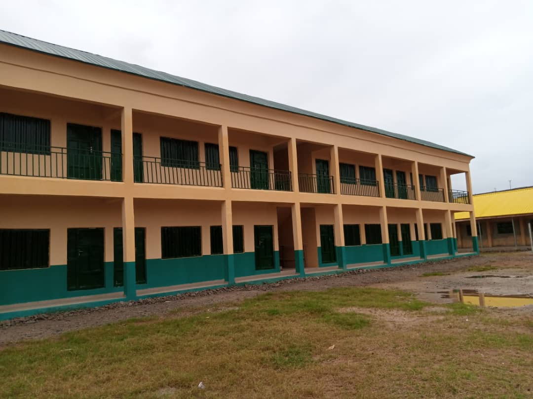TrackaNG's tweet photo. We tracked the construction of model story block of 7 classrooms at Salvation Army secondary school, Agbara Igbesa, Ogun State.
We confirmed the building project has been completed.
#2020FgProjects https://t.co/BYFJg0t2G8