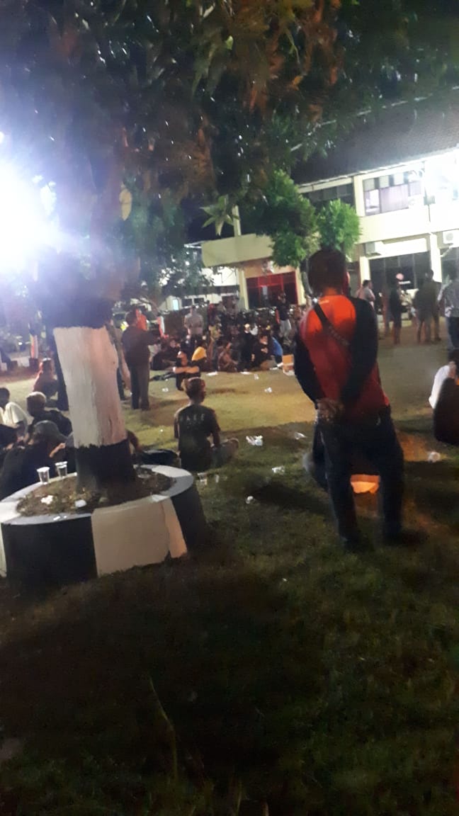 Solidaritas Masyarakat Solo di Polresta Surakarta menuntut pembebasan para pelajar yg ditangkap dlm aksi penolakan Omnibus Law siang tadi