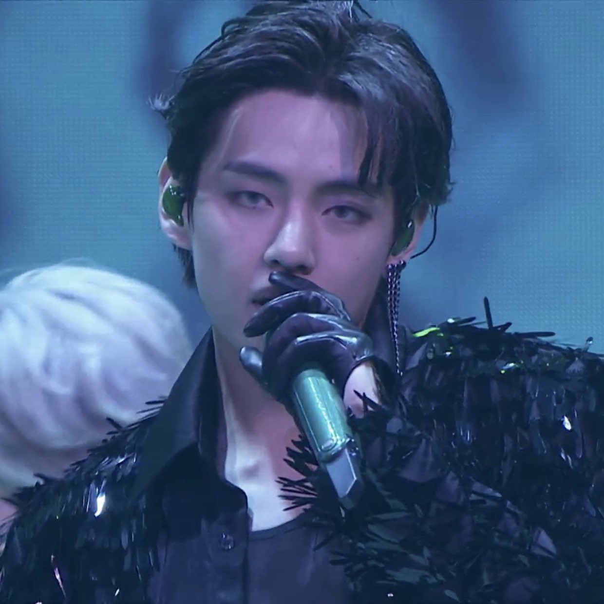 Hiro ᴴᴱᴱˢᴱᵁᴺᴳ 週末のbts 衣装 もスタイリングも素晴らしかった 特にグクとテテのスタイリングして下さった方 握手してください あなたのスタイリング完璧でした グクに透けてる 黒レース テテに黒い革の手袋は これはいかんだろ で