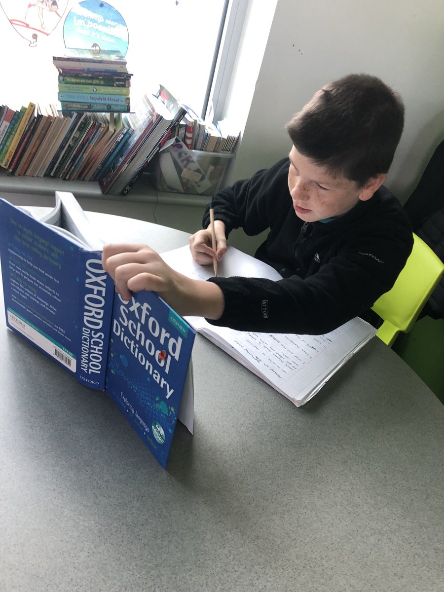 leeds_green's tweet photo. Green 3 pupils discussing and sharing story ideas and making sure their spellings are correct! #sehm #magpiemonday #english #spelling #greenpen https://t.co/pUQD5Lo42j