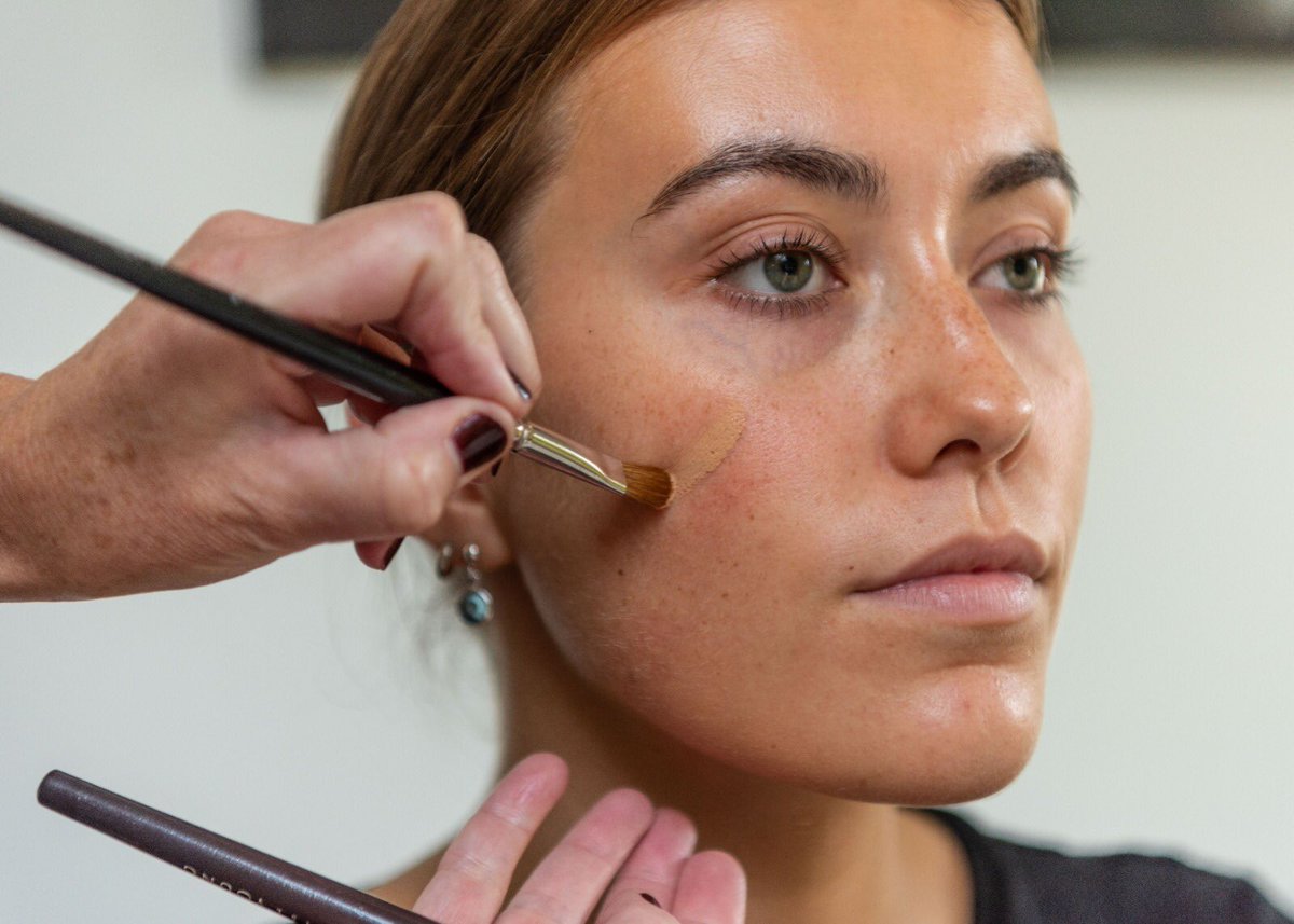 AJardella's tweet photo. Talking redness - texture &amp; colours are key when covering #Rosacea - needs a higher level of cover &amp; a tone on the yellow side to colour correct the redness. The texture needs to hold &amp; make sure that the concealer is non comedogenic so the skin can breathe. https://t.co/ZgqdP4sQyx